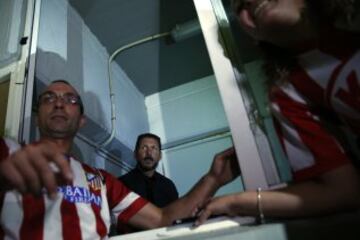 Simeone en una cabina viendo el partido.