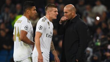 El entrenador del Real Madrid, Zinedine Zidane, da instrucciones a Casemiro y Kroos en el partido de Champions contra el Galatasaray en el Bernab&eacute;u.