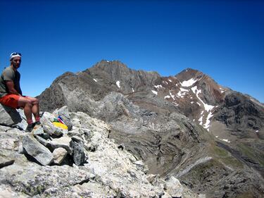 Conocido también como Punta de Llardana, es la cumbre que da nombre al segundo macizo más elevado de los Pirineos. Su silueta trapezoidal representa el perfil de montaña pirenáica. Está situado en el Parque Natural de Posets-Maladeta, en el Valle de Benasque, cerca de la localidad del mismo nombre. El pico está compuesto principalmente por rocas metamórficas (pizarras y esquistos) y granito. 