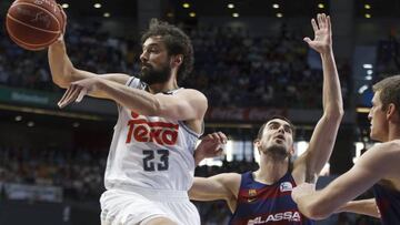 Sergio Llull pasa el bal&oacute;n.