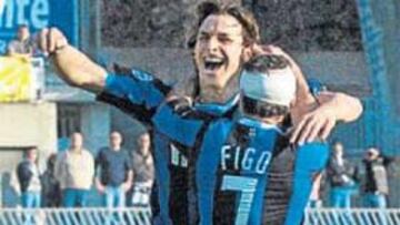 <b>FIESTA. </b>Figo, de espaldas, felicita a Ibrahimovic, ayer en Ascoli