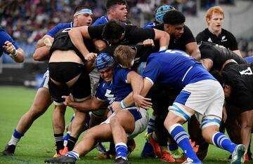 Italia se tomó muy en serio el test-match que le enfrentó a los All Blacks en Roma. Tal fue el ímpetu con el que se entregó que en un lance del juego un rival terminó en paños menores. A pesar del abultado marcador (9-47),
el conjunto local cuajó una buena actuación y apretó a los neozelandeses en algunas fases del encuentro.