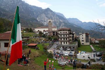 Panorámica del pelotón durante la etapa de hoy.