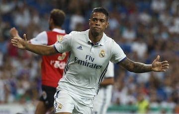 Mariano Diaz Mejia celebrates his goal to make it 5-3 in the Trofeo Bernabéu.