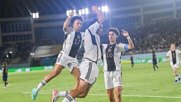 Brunner y Darvich celebran el primer gol de Alemania en la final.