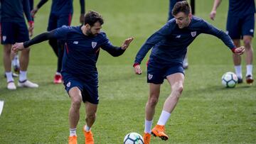 Mikel Balenziaga toca el balón con Andoni López.