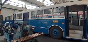 El Pegaso 6035-A fue el primer autobús articulado de la EMT Madrid, introducido en 1966 como solución a la creciente demanda de pasajeros. Con capacidad para 110 personas y 18 metros de longitud, ofrecía gran maniobrabilidad y eficiencia. Apodado ‘Oruga’ por su diseño articulado, prestó servicio hasta 1983 y marcó el inicio de una nueva era en el transporte urbano madrileño.