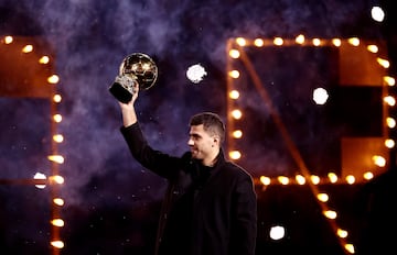 Emotivo homenaje del Manchester City a Rodri en el Etihad Stadium por su Balón de Oro.