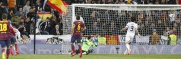 0-1. Iniesta anota el primer gol.