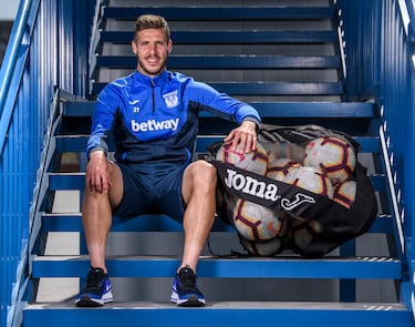 Más de 250 partidos y once temporadas después, el jugador sevillano, ahora en Grecia, ha militado en siete equipos distintos en España: Leganés, Granada, Deportivo de la Coruña, Elche, Real Betis, Getafe y Atlético de Madrid.