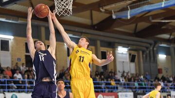 El australiano Josh Giddey, MVP del Torneo Internacional J&uacute;nior de L&#039; Hospitlet entra a canasta ante la opsici&oacute;n del azulgrana Pau Tendero.