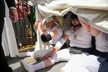 La Hermandad de la Paz hace estación de penitencia a la Catedral de Sevilla en Domingo de Ramos en Sevilla.