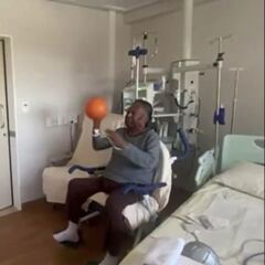 Primera imagen de Pelé tras su operación... y es recuperándose con una pelota
