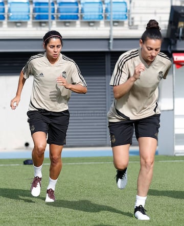 Kenti Robles y Kaci, jugadoras del Real Madrid durante el primer entrenamiento del equipo.