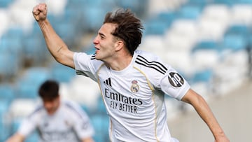 Dani Yáñez celebra su gol con el Juvenil A del Real Madrid en octavos de final de la Youth League al Chelsea.