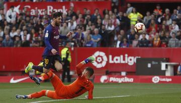 El jugador del Barcelona, Leo Messi, marca el 2-3 al Sevilla. 