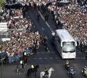 Espectacular recibimiento de la afición al autobús del Real Madrid