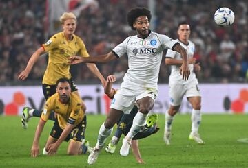 Genoa (Italy), 16/09/2023.- Napoli'Äôs Jens Cajuste (R) in action during the Italian Serie A soccer match between Genoa CFC and SSC Napoli in Genoa, Italy, 16 September 2023. (Italia, Génova) EFE/EPA/LUCA ZENNARO
