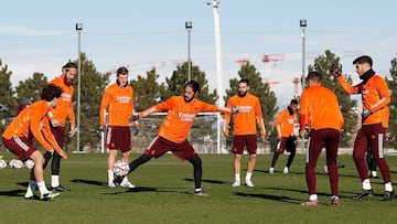 Los jugadores del Real Madrid, durante el &uacute;ltimo entrenamiento antes de enfrentarse al Borussia M&ouml;nchengladbach.