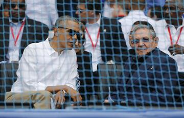 El Presidente de EEUU Barack Obama y el presidente de Cuba Raúl Castro en el partido amistoso en el Estadio Latinoamericano de La Habana. 