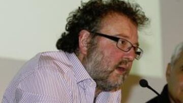 <b>MAESTROS. </b>John Carlin, durante su intervención, acompañado por Juan Cruz.