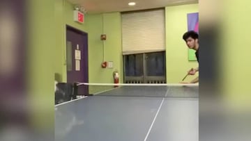 Vean por dónde es capaz de meter una pelota de ping pong