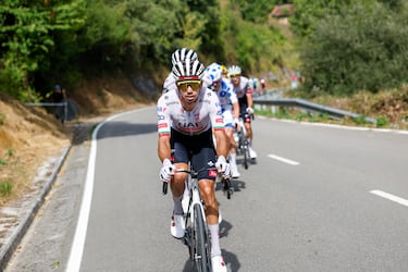 João Almeida durante la etapa entre Avilés y el Alto de La Farrapona.