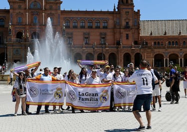 Aficionados del Barcelona y del Real Madrid disfrutan por las calles de Sevilla de las horas previas a la final de Copa. 