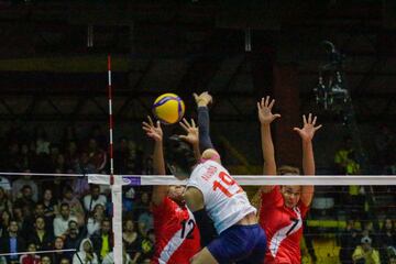 La Selección Colombia de voleibol detonó alegría en el Coliseo El Salitre al ganarle a Perú 3-0. El país sueña con un cupo a Tokio que se define contra Argentina.