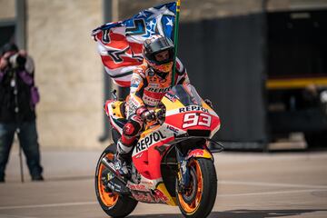 Si en Alemania le conocen como el k¨¢iser, en Austin es reconocido como ¡®El Rey de las Am¨¦ricas¡¯. Es otro de sus trazados favoritos, aunque el ansia le ha llevado a fallar alguna vez m¨¢s que en Sachsenring. Se mantuvo invicto desde 2013 hasta 2018, pero al siguiente a?o, Marc sali¨® con un cero de Texas y con la idea de no volver a fallar m¨¢s ese a?o si quer¨ªa volver a ser campe¨®n. Lo hizo, porque no se baj¨® m¨¢s de las dos primeras posiciones de podio en lo que restaba de curso. En 2020 no se pudo viajar hasta all¨ª por la pandemia, pero en 2021 volvi¨® a llevarse la m¨¢xima. No se pudo repetir este 2022 por un fallo t¨¦cnico en la salida, pero fue protagonista de una remontada para el recuerdo: acab¨® sexto, partiendo como ¨²ltimo y con problemas f¨ªsicos que ya resultaban evidentes en el campe¨®n.