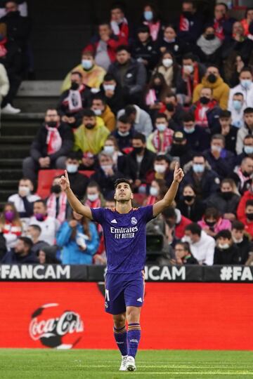 Balón filtrado de Kroos que recibe el balear a la espalda de la defensa, se interna en el área y bate a Maximiano con un disparo cruzado