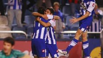 Juan Domínguez celebra su gol, el 3-1.