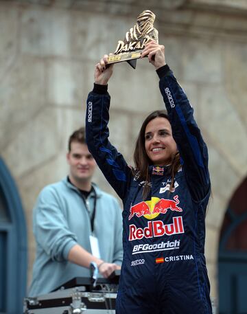 La ganadora del Rally Dakar 2024, Cristina Gutiérrez, ofrece su premio, durante un circuito urbano por las calles de Burgos.