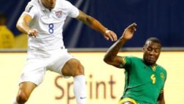 El defensa Wes Morgan de Jamaica disputando el esférico con el estadounidense Clint Dempsey durante la semifinal de Copa Oro.
