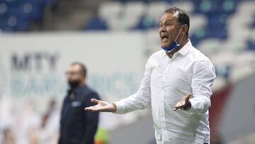 Juan Reynoso durante un partido con Cruz Azul