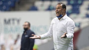 Juan Reynoso durante un partido con Cruz Azul 