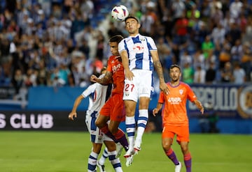 Naim disputa un balón aéreo. 