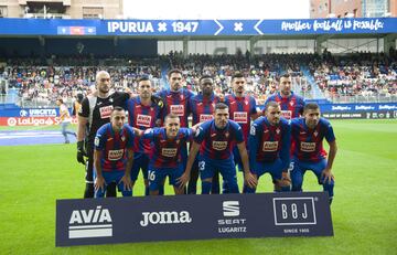 El Eibar salió con: Dmitrovic; De Blasis, Oliveira, Arbilla, Cote; Pedro León, Diop, Sergio Álvarez, Orellana; Charles y Sergi Enrich. 
