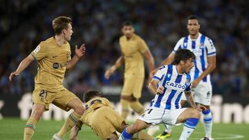 SAN SEBASTIAN, SPAIN - 21 August: David Silva Attacking Midfield of Real Sociedad and Spain and Frenkie de Jong central midfield of Barcelona and Netherlands compete for the ball during the La Liga Santander match between Real Sociedad and FC Barcelona at Reale Arena on August 21, 2022 in San Sebastian, Spain. (Photo by Jose Hernandez/Anadolu Agency via Getty Images)