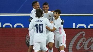 Los jugadores del Madrid felicitan a Casemiro tras el 0-1.