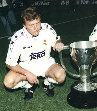 Emilio Butragueño Santos dio nombre a un grupo de jugadores que se encargarían de ir transformando el fútbol español: de la raza y la furia se pasó a un juego alegre, con el balón jugado a ras del césped y buscando siempre las bandas, a controlar el balón y a buscar la portería rival a base de pases verticales más que horizontales. Aunque en determinado partidos hubo que recurrir a la vieja esencia: las míticas remontadas. A ese grupo de jugadores un periodista, Julio César Iglesias, los bautizó como ‘La Quinta del Buitre’. Butragueño estaría en el Madrid desde 1984 (debutó en Cádiz en febrero de ese año) hasta 1995, cuando un joven llamado Raúl adelantó a todos por la derecha: se iba con 463 partidos y 171 goles. Su palmarés: seis Ligas, dos Copas de España, dos Copas de la UEFA, cuatro Supercopas de España , una Copa de la Liga y una Copa Iberoamericana.