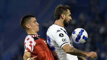 Argentina's Estudiantes de La Plata Uruguayan Emanuel Beltran (L) and Argentina's Velez Lucas Pratto (R) vie for the ball during their Copa Libertadores group stage all-Argentine football match, at the Jose Amalfitani stadium in Buenos Aires, on May 24, 2022. (Photo by Juan Mabromata / AFP) (Photo by JUAN MABROMATA/AFP via Getty Images)