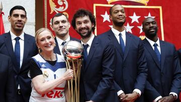 GRA380. MADRID, 20/02/2017.- La presidenta de la Comunidad de Madrid, Cristina Cifuentes (2i), junto al base Sergio Llull (3d) y los jugadores Ay&oacute;n, Maciulis, Randolph y Othello Hunter (i-d), posa para la foto de familia con el trofeo durante el homenaje que han recibido los jugadores del Real Madrid de baloncesto en la sede de la Comunidad, tras proclamarse campeones de la Copa del Rey. EFE/Javier Liz&oacute;n