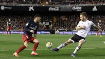 Carrasco recorta en el que finalizaría como tercer gol del Atlético.