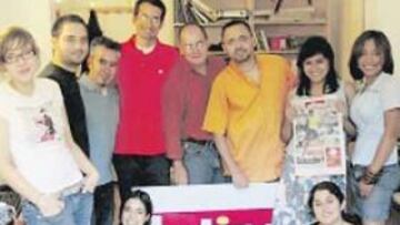 <b>EL EQUIPO. </b>La redacción del periódico Latino en Madrid posa para AS.