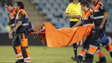 Carlos Bellv&iacute;s, jugador del Celta de Vigo, es retirado en camilla del Coliseum Alfonso P&eacute;rez durante el partido de los vigueses contra el Getafe.