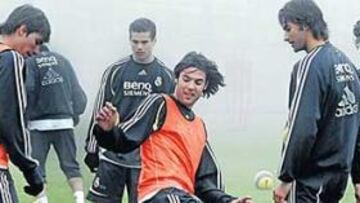 <b>PODRÍA DEBUTAR. </b>El nuevo fichaje del Castilla, Sergio Sánchez (en el centro de la foto), se entrenó ayer por primera vez con el filial tras pasar el reconocimiento médico. Michel le ha incluido en la lista y podría tener unos minutos, pero no es descabellado que fuera titular dadas las bajas.