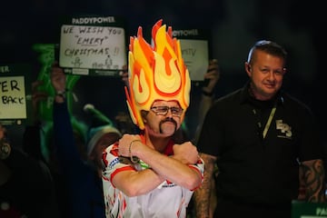 Damon Heta, The Heat, con su famoso gorro en llamas, que usa para entrar al terreno de juego. Siendo aclamado por el público de cada pabellón donde se disputa una competición de dardos.