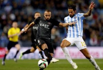 El centrocampista francés del Levante Nabil El Zhar lucha por el balón con el defensa Marcos Alberto Angeleri, del Málaga CF, durante el encuentro de la ida de octavos de final de la Copa del Rey que ambos equipos disputan esta noche en el estadio de La Rosaleda.