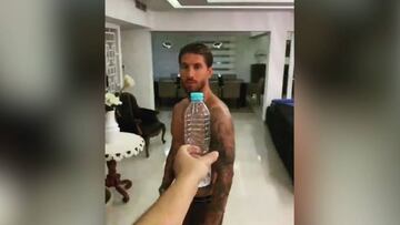 ¡Con la lengua! El curioso reto de la botella de Sergio Ramos